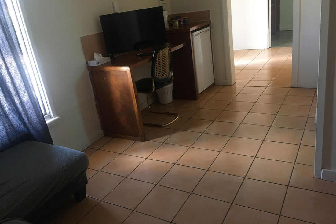 No Frills Budget Family Room with 2 Bedrooms and Lounge area 200m from Wagon Wheel Motel