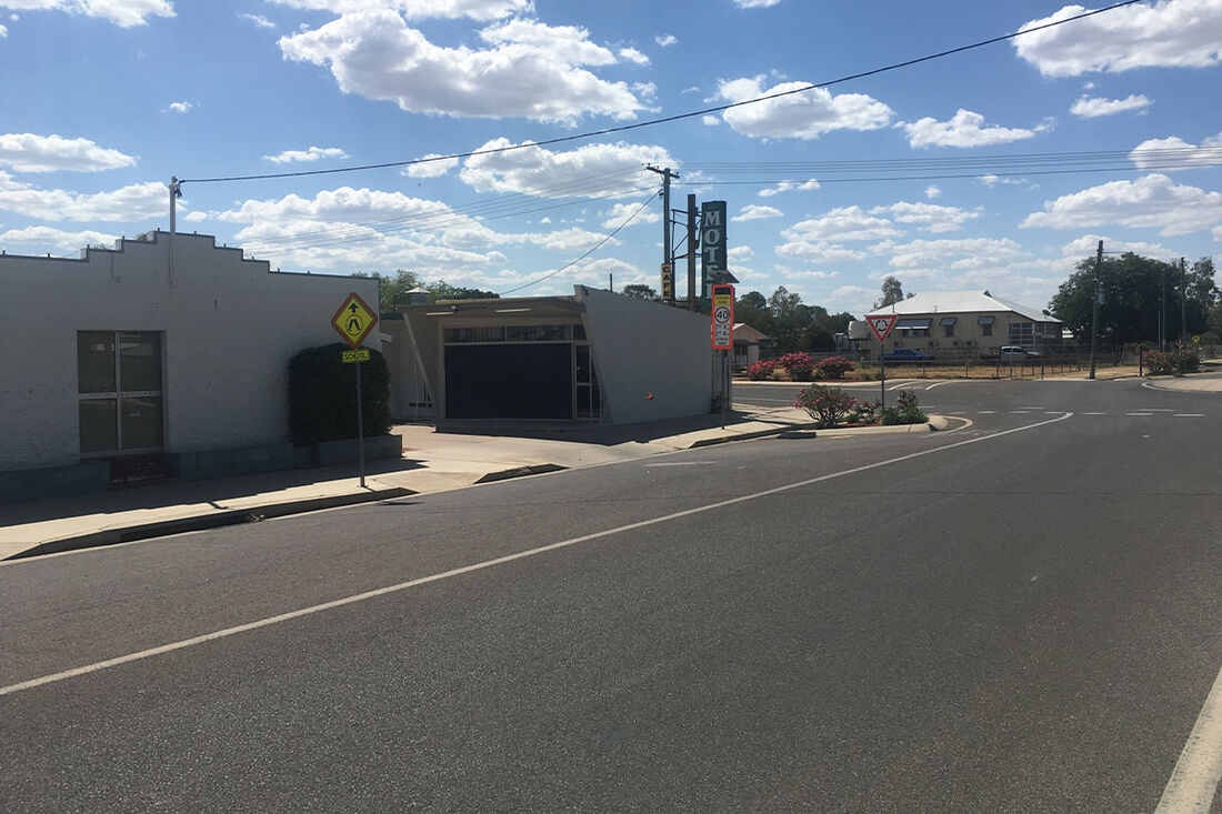 Standard Double Bed + Single Bed Budget Room Pet Friendly 200m from Wagon Wheel Motel Standard Double Bed + Single Bed Budget Room Pet Friendly 200m from Wagon Wheel Motel