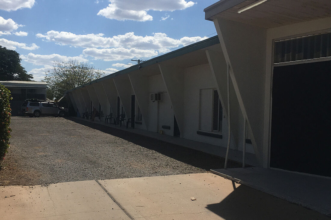 Standard Double Bed + Single Bed Budget Room Pet Friendly 200m from Wagon Wheel Motel Standard Double Bed + Single Bed Budget Room Pet Friendly 200m from Wagon Wheel Motel